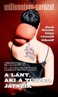 Stieg Larsson - A lány, aki a tûzzel játszik - zsebkönyv