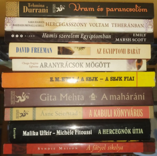 Gita Mehta, David Freeman, Syndie Maison, ...s mg sokan msok Tehmina Durrani - 10 db zsia pakk: A ftyol sikolya + A hercegnk tja + A kabuli knyvrus + A mahrn + A sejk/A sejk fia + Aranyrcsok mgtt: Hremben szlettem + Az Egyiptomi bart + Hamis szerelem Egyiptomban + Hercegasszony voltam Tehernban +