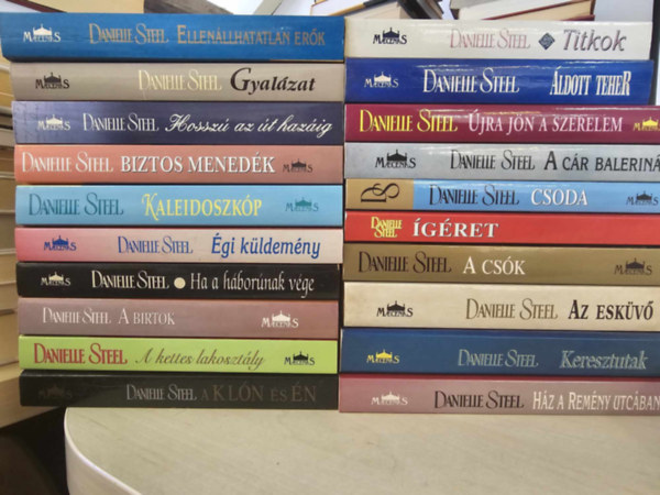 Danielle Steel - 20db-os Danielle Steel KNYVMENT AJNLAT: Ellenllhatatlan erk, Gyalzat, Hossz az t hazig, Biztos menedk, Kaleidoszkp, gi kldemny, Ha a hbornak vge, A birtok, A kettes lakosztly, A kln s n, Titkok, ldott teher