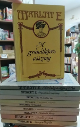 E. Marlitt - 10 db-os KÖNYVMENTŐ AJÁNLAT, romantikus: A gránátköves asszony+ A vénkisasszony titka+ A pusztai hercegleány+ A Schilling-ház+ A tiszttartóék szolgálója+ A Bagolyvár+ A kereskedelmi tanácsos házában+ A második feleség+ Gizella gró