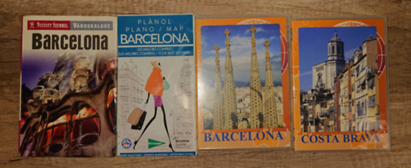 Barcelona útikönyv + 3 hasznos kiegészítő ajéndékba Barcelonába készülőknek: Barcelona (Nyitott szemmel) + Barcelona (DVD), Costa Brava (DVD), Barcelona (térkép)