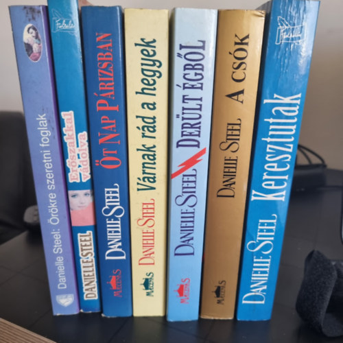 7db Danielle Steel: A csók+ Derült Égből+ Várnak Rád a Hegyek+ Öt Nap Párizsban+ Erőszakkal Vádolva+ Örökre Szeretni Foglak+ Keresztutak