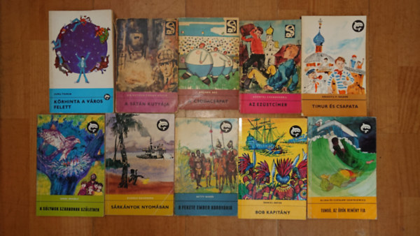 Jurij Tomin, Simai Mihály, Rudolf Daumann, Betty Baker, Daniel Defoe, Kornyej Csukovszkij, Eduard Báz, A. Conan Doyle - 10 klasszikus ifjúsági regény a Delfin könyvek sorozatából: A sátán kutyája, A csodacsapat, Az ezüstcímer, Timur és csapata, Bob kapitány,, Tumbó, aaz örök remény fia, A fekete ember karavánja, Sárkányok nyomában (az összes cím
