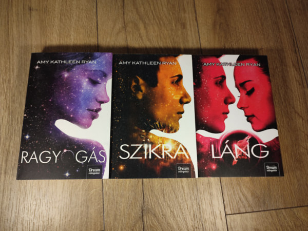 Amy Kathleen Ryan - Ragyog�s-tril�gia 1-3. (Ragyog�s, Szikra, L�ng)