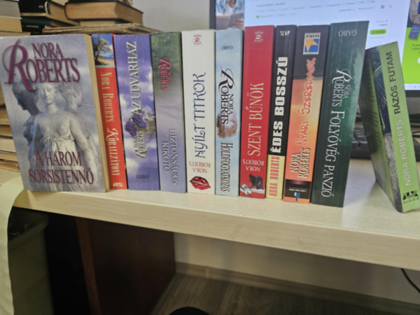 Nora Roberts - 11db Nora Roberts kötet, KÖNYVMENTŐ AJÁNLAT: A három istennő+ Korallzátony+ Az udvarház+ Biztonságos kikötő+ Nyílt titkok+ Holdfogyatkozás+ Szent bűnök+ Édes bosszú+ Nyári szerelmek+ Folyóvég panzió+ Rázós futam