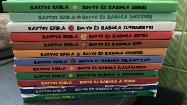 Bartos Erika - 12 db Bogyó és Babóca: Zenél, A rolleren, Süteményei, Beteg, Épít, Ünnepel, Világot lát, Karácsonya, A levegőben, A jégen, Az óvodában, Sportol