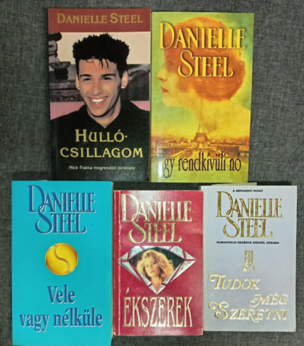 Danielle Steel - (5db) Danielle Steel romantikus k�nyvcsomag: Hull�csillagom / Egy rendk�v�li n� / Vele vagy n�lk�le / �kszerek / Tudok m�g szeretni