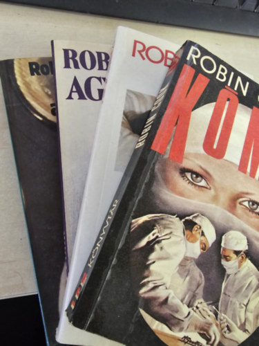 Robin Cook - 4db Cook k�tet: Ak�r az Isten+ Agymos�s+ L�z+ K�ma
