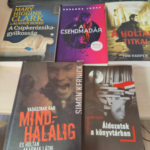 Stephanie Benson, Susanna Jones, Mary Higgins Clark, Simon Kernick Tom Harper - 5db krimi: A holtak titkai+ ldozatok a knyvtrban+ A csendmadr+ A Csipkerzsika-gyilkossg+ Mindhallig (knyvcsomag)