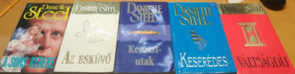 Danielle Steel - 5 db Danielle Steel: A sors kereke; Az eskv; Keresztutak; Keserdes; Vltsgdj