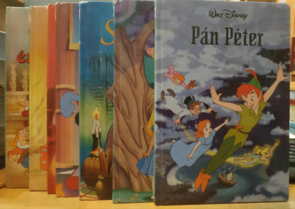Walt Disney - 7 db Disney k�nyvklub: H�feh�rke �s a h�t t�rpe; Micimack� kar�csonya; Pinocchio; Koldus �s kir�lyfi; Susi �s tekerg�; Alice Csodaorsz�gban; P�n P�ter