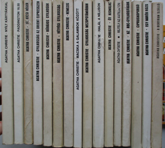 Agatha Christie - 16 db Agatha Christie k�tet (A bertram sz�ll�, Egy mar�k rozs, Ciruskopors�, stb...)