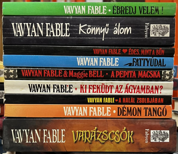 Vavyan Fable - 9 db Fable k�nyv: �bredj velem!, K�nny� �lom, �des, mint a b�n, Fatty�dal, A pepita macska, Ki fek�dt az �gyamban?, A hal�l zsoldj�ban, D�mon tang�, Var�zscs�k,