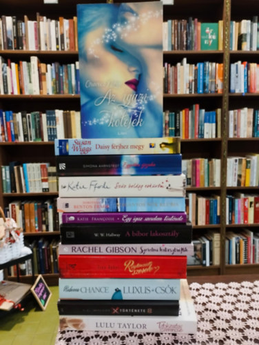 A.j., Taylor, Lulu, Rebecca Chance, Tina Reber, Rachel Gibson, W.W. Hallway, Katie Francoise, Dorothea Benton Frank, Katie Fforde, Simona Ahrnstedt, Susan Wiggs, Oravecz Nóra Molloy - Romantikus könyvcsomag 12 darabos KÖNYVMENTŐ AJÁNLAT: X története, Titokzatos szerencse, Luxus és csók, Rögtönzött szerelem, Szerelmi katasztrófák, A bíbor lakosztály, Egy igaz szerelem története, Magányos nők klubja, Száz boldog