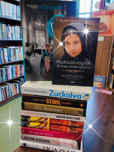 Hozleiter Fanny Mosolyka, Roger Mcnamee, Szalai Vivien, Havas Henrik, Malala Juszufzai, Julian Assange, Judy Wade Nudzs�d Ali - T�nyirodalom, riport 10 darabos K�NYVMENT� AJ�NLAT: Nudzs�d vagyok, 10 �ves elv�lt asszony, Te d�ntesz, Zuckolva - �t a Facebook-katasztr�fa fel�, Stohl - �szint�n, Kurva�let, M�hkir�lyn�, Harcolj vagy menek�lj! I-II., �n vagyok Ma