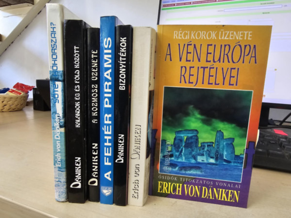 Erich von Dniken - 7db Dniken ktet, KNYVMENT AJNLAT: Stt kkorszak?+ Kalandok g s fld kztt+ A kozmosz zenete+ A fehr piramis+ Bizonytkok+ jabb jelek a kozmoszbl+ A vn Eurpa rejtlye
