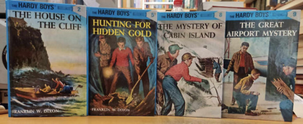 Franklin W. Dixon - 4 db The Hardy Boys: The House on the Cliff (2); Hunting for Hidden Gold (5); The Mystery of Cabin Island (8); The Great Airport Mystery (9)
