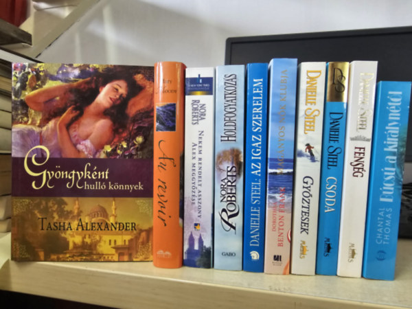Mary Moody, Nora Roberts, Danielle Steel, Dorothea Benton Frank, Chantal Thomas, k�nyvcsomag Tasha Alexander - 10db romantika, K�NYVMENT� AJ�NLAT: Gy�ngyk�nt hull� k�nnyek+ Au revoir+ Nekem rendelt asszony- Alex meggy�z�se+ Holdfogyatkoz�s+ Az igazi szerelem+ Gy�ztesek+ Csoda+ Fens�g+ Mag�nyos n�k klubja+ B�cs� a kir�lyn�t�l