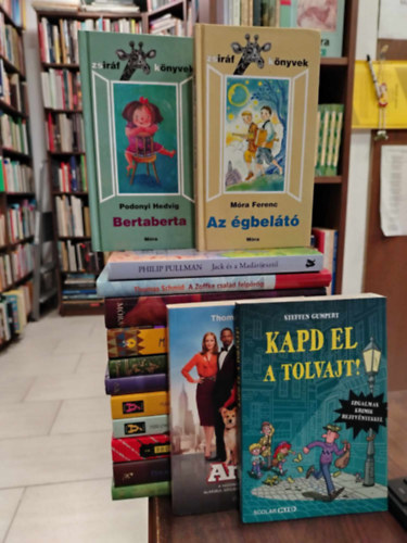 Mra Ferenc Philip Pullman - Knyvcsomag, 15 db. Ifjsgi knyvek. Annie+Kapd el a tolvajt+Bertaberta+Az gbelt+Jack s a Madrijeszt+A Zoffke csald felprg+A Napkirly kmnje+Bogrkirlyn+Patty a kollgiumban+Zeppelin+Apa kerestetik+Paparazzk Hl