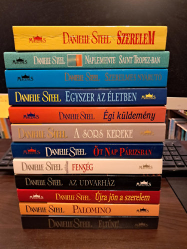 Danielle Steel - 12 db-os Danielle Steel KÖNYVMENTŐ AJÁNLAT: Szerelem, Naplemente Saint Tropez-ban, Szerelmes nyárutó, Egyszer az életben, Égi küldemény, A sors kereke,