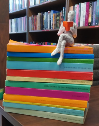 Stanislaw Lem, John Updike, Alberto Moravia J. P. Sartre - 12db Eur�pa zsebk�nyv, K�NYVMENT� AJ�NLAT: Egy vez�r gyermekkora+ Visszat�r�s+ Katharina Blum elveszett tisztess�ge+ Lovashadsereg+ G+ Az eastwicki boszork�nyok+ Ny�lcip�+ Ny�lketrec+ Zeusz eml�kiratai+ A megvet�s+ R�mai t�rt�netek+