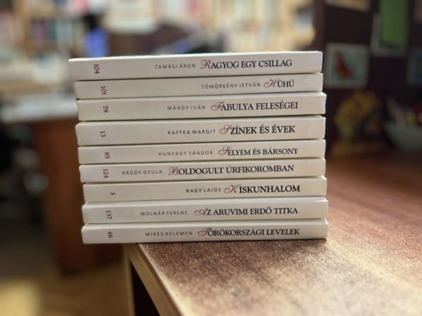 9 db Milleniumi K�nyvt�r k�tet