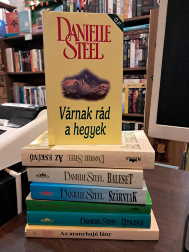 Danielle Steel - 7 db-os Danielle Steel K�NYVMENT� AJ�NLAT: Sz�rnyak, Egy t�k�letes idegen, V�rnak r�d a hegyek, Az esk�v�, Utaz�s, Az aranyhaj� l�ny, Baleset