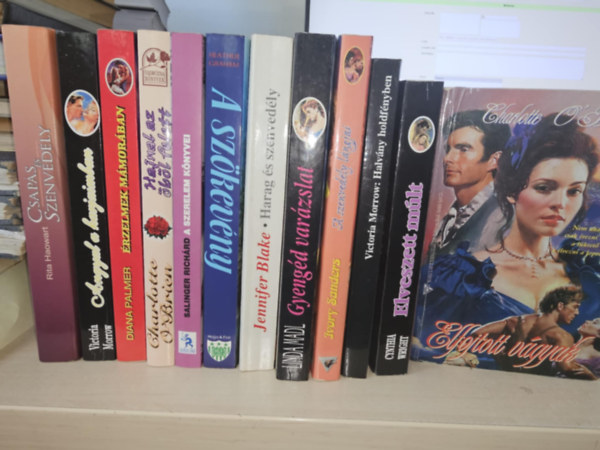 Rita Haowart, Victoria Morrow, Diana Palmer, Charlotte O'Brien, Salinger Richárd, Heather Graham, Jennifer Blake, Linda Madl, Ivory Sanders, Cynthia Wright - 12db romantika, KÖNYVMENTŐ AJÁNLAT: Csapás és szenvedély+ Angyal a karjaimban+ Érzelmek mámorában+ Hajnal az öböl felett+ A szerelem könyvei+ A szökevény+ Harag és szenvedély+ Gyengéd varázslat+ A szenvedély lángjai+ Halvány hold