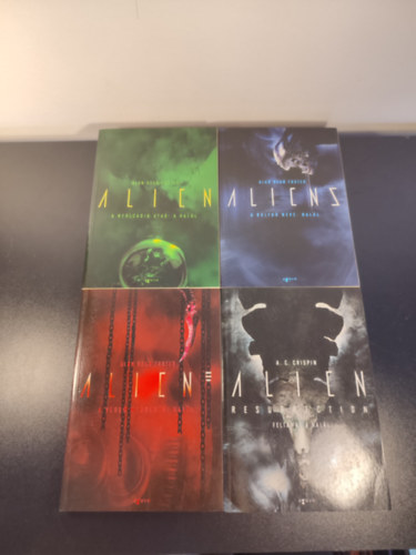 Alan Dean Foster A. C. Crispin - Alien 1-4. (d�szdobozban) / A nyolcadik utas: a Hal�l, A bolyg� neve: Hal�l, A v�gs� megold�s: Hal�l, Felt�mad a Hal�l