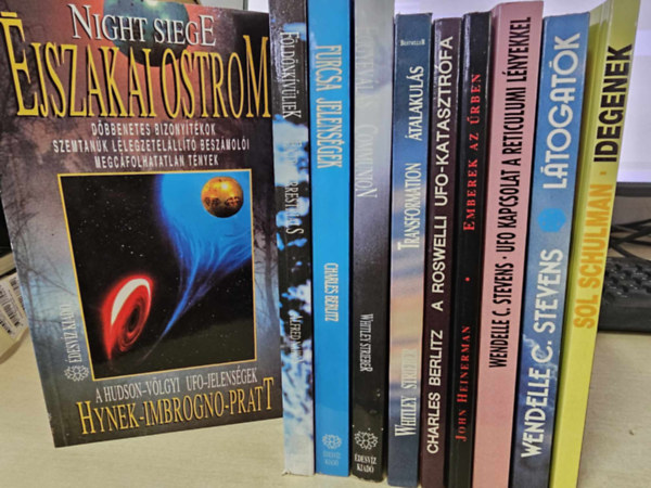 Hynek-Imbrongo-Pratt, Alfred Nahon, Charles Berlitz, Whitley Strieber, John Heinerman, Wendelle C. Stevens, Sol Schulman - 10 db ufolgia knyv: jszakai ostrom + Fldnkvliek extraterrestrials +Furcsa jelensgek + Communion- Eggyvls+ talakuls+ A rosewelli UFO katasztrfk+ Emberek az rben+ Ufo kapcsolat a reticulumi lnyekkel+ Ltogatk+ Idege