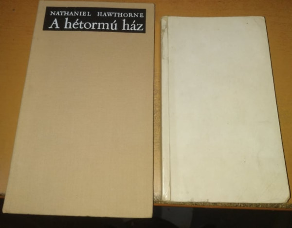 Nathaniel Hawthorne - A skarl�t bet�-A h�torm� h�z