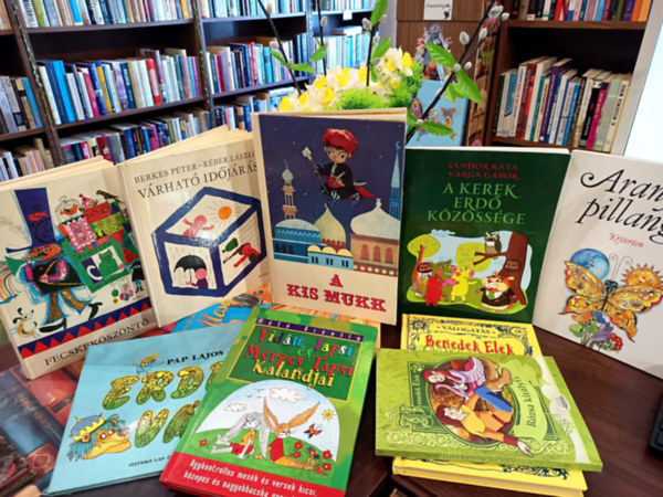 S�ndor Kata, Berkes P.-R�ber L., Benedek  Elek, M�t� Gizella, Pap Lajos-Foky Emmi, Csetrin� Lingvay Kl�ra, T. Asz�di �va  Wilhelm Hauff (szerkeszt�) - Mesek�nyv csomag 10 darabos K�NYVMENT� AJ�NLAT: Var�zslatos mesevil�g, A kis Mukk, A kerek erd� k�z�ss�ge, V�rhat� id�j�r�s, R�zsa kir�lyfi, V�logat�s Benedek Elek mes�ib�l, Vid�m Tapsi �s M�rges Tapsi �jabb kalandjai, Erdei