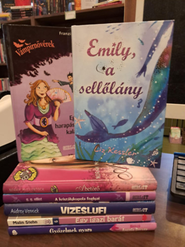 Liz Kessler, Franziska Gehm, Norah McClintock, G. G. Elliot, Malin Stehn, Angela Dorsey Audrey Vernick - 7 db-os ifj�s�gi reg�nyek K�NYVMENT� AJ�NLAT: Vizeslufi, Emily, a sell�l�ny, Egy harap�smentes kaland, A bet�r�, A krist�lypalota foglyai, Egy igazi bar�t, Gy�zelmek nyara-H�v�sz�