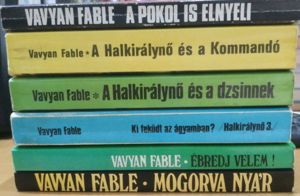 Vavyan Fable - 6 db Vavyan Fable: A pokol is elnyeli; A Halkirlyn s a Kommand; A Halkirlyn s a dzsinnek; Ki fekdt az gyamban?; bredj velem!; Mogorva nyr