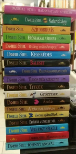 Danielle Steel - 18 db-os K�NYVMENT� AJ�NLAT, romantika: Johnny angyal+ Mag�nyos sas+ Vele vagy n�lk�le+ Er�sebb a szeretetn�l+ Becses aj�nd�kok+ A c�r balerin�ja+ �rul�s+ Gy�ztesek+ Titkok+ Tudok m�g szeretni!+ Ellen�llhatatlan er�k+ Baleset+ Keser