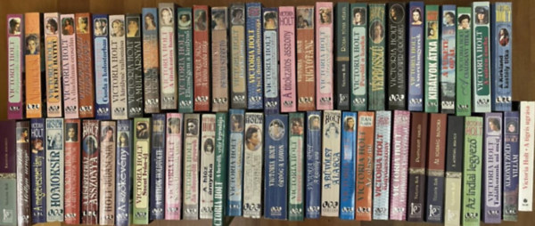 Victoria Holt - 60db VICTORIA HOLT kötet: 1. A BŰVÖLET ÁLARCA 2. A CIGÁNY VISSZATÉR 3. A CSALOGÁNY TITKA 4. A DIADALMAS OROSZLÁN 5. A FEKETE HATTYÚ 6. A FEKETE OPÁL 7. A HÁZASSÁGTÖRŐ 8. A HÉT DOMB MADONNÁJA 9. A HETEDIK HOILDTÖLTE 10. A HETEDIK S