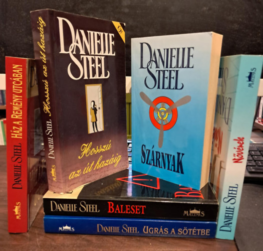 Danielle Steel - 6 db Danielle Steel KÖNYVMENTŐ AJÁNLAT: Szárnyak+Ugrás a sötétbe+Baleset+Hosszú az út hazáig+Nővérek+ Ház a remény utcában