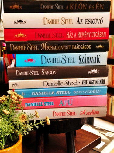 Danielle Steel - KNYVMENT AJNLAT, 10 DB. Danielle Steel. A kln s n, Az eskv, Hz a remny utcban, Meghallgatott imdsgok, Szrnyak, Saigon, Vele vagy nlkle, Szenvedly, Apu, A szellem