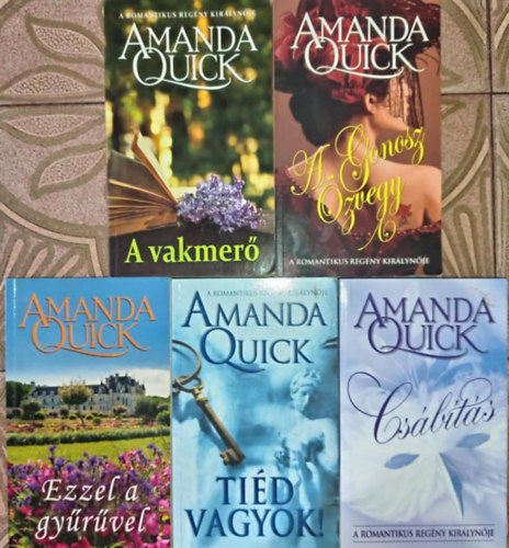 Amanda Quick - (5db) Amanda Quick knyvcsomag: A vakmer / A gonosz zvegy / Ezzel a gyrvel / Tid vagyok! / Csbts