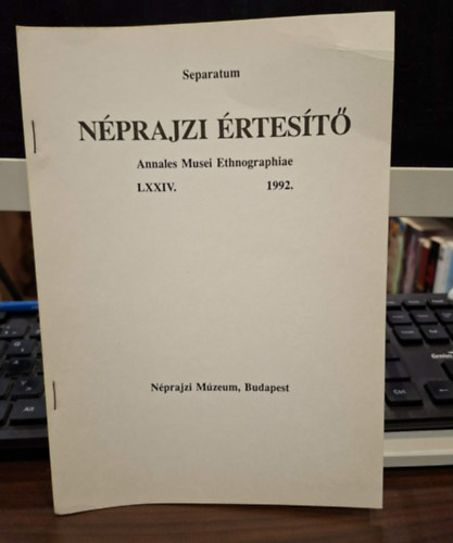 Fejér Gábor - Separatum - Néprajzi Értesítő - Annales Musei Ethnographiae LXXIV. 1992. (különlenyomat): Kormeghatározó feltárás mennyasszonyi ládán