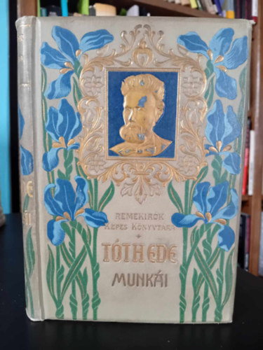 Tóth Ede válogatott munkái - Aranyozott, színezett kiadói egész vászonkötés, Garay Ákos fekete-fehér rajzaival, a címlap előtt a szerző arcképével illusztrálva. Saját képpel