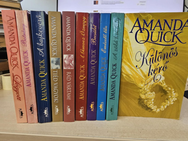 Amanda Quick - 10db Amanda Quick, KÖNYVMENTŐ AJÁNLAT: Légyott+ Botrány+ Tiéd vagyok+ Rád vártam+ A gonosz özvegy+ Becsület+ Emésztő tűz+ A zöld kristály+ Különös kérő+ A bajkeverő