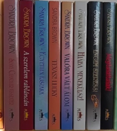 Sandra Brown - 8 db-os romantikus könyvcsomag (Sunny Chandler visszatér / A szerelem rabláncán / Egyetlen éjszaka / Texas! Lucky / Valóra vált álom / Hiába menekülsz! / Engem szeress! / Megtalállak!)