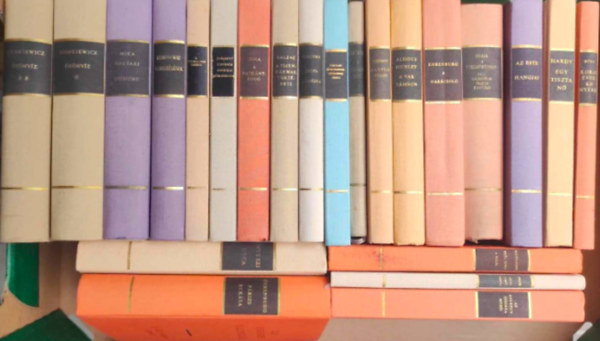 Heinrich Böll, Ernest Hemingway, Émile Zola, Hawthorne, Vercors, Balzac, Fontane, Maupassant, Leonhard Frank, Anton Csehov, Ilja Ehrenburg, Aldous Huxley, Sienkiewicz, Mika Waltari Thomas Hardy - 22 darab Világirodalom Remekei könyv: - Az este hangjai modern olasz kisregények - Egy tiszta nő - Korai évek kenyere három kisregény - Elbeszélések - A titokzatos idegen négy klasszikus angol kisregény - Faragott koporsók amerikai kisreg
