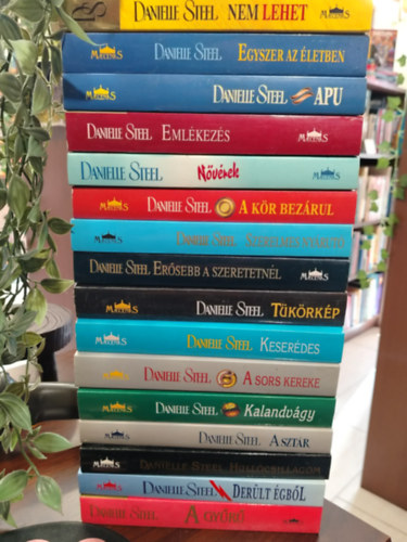Danielle Steel - K�NYVMENT� AJ�NLAT, 16 DB. Danielle Steel k�nyvek. Nem lehet, Egyszer az �letben, Apu, Eml�kez�s, N�v�rek, A k�r bez�rul, Szerelmes nyaral�s, Er�sebb a szeretetn�l, T�k�rk�p, Keser�des, A sors kereke, Kalandv�gy, A szt�r, Hull�cs