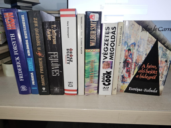 Patricia Cornwell, Nancy Farmer, Parker T. Jefferson, Gary Shteyngart, Agatha Christie, Wilbur Smith, Robin Cook, John le Carr� Frederick Forsyth - 10db krimi, K�NYVMENT� AJ�NLAT: Ikon+ K�l�n�s kegyetlens�ggel+ A skorpi� h�z+ Fejl�v�s+ Orosz rulett+ Ny�lt k�rty�kkal+ Afrika szarva+ V�gzetes megold�s+ V�gtelen �jszaka+ A k�m, aki bej�tt a hidegr�l