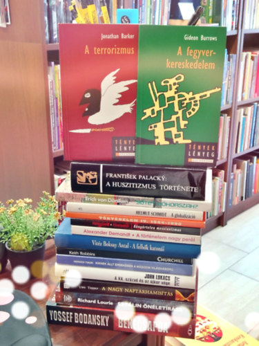 John Lukacs, Keith Robbins, Uwe Topper, Frantisek Palacky, Jonathan Barker, Gideon Burrows, Yossef Bodansky, Richard Lourie, Hern�di Tibor, Hamersveld-Klinkhamer, Izs�k Lajos (sz Erich von D�niken - K�NYVMENT� AJ�NLAT, 15 DB. Vil�gt�rt�nelem. A terrorizmus+ A fegyverkereskedelem+ A huszitizmus t�rt�nete+ S�t�t k�korszak+ A globaliz�ci�+ T�rt�nelem IV. 1944-1990+ K�ny�rtelen messianizmus+ A t�rt�nelem nagy perei+ A felh�k kato