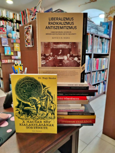 Dr. Nóvé Béla, Szalay Gyula, Kovács M. Mária, Dávid János, Geskó Sándor, Schiffer Pál, Nagy Ákos, Szent-Györgyi Imre, Bartha Eszter, Szalai Erzsébet, Bánó Attila, Gombár Nagy Sándor - KÖNYVMENTŐ AJÁNLAT, 15 DB. Magyar történelem. Liberalizmus, radikalizmus, antiszemitizmus+ A magyar nép kialakulásának története+ Forradalom- Sortűz- Megtorlás+ Múltunk, ha szembejön+ A kor halad, de a vér marad+ Drótok és faktornyok