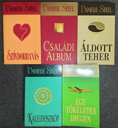 Danielle Steel - (5db) Danielle Steel romantikus könyvcsomag: Szavdobbanás / Családi album / Áldott teher / Kaleidoszkóp / Egy tökéletes idegen