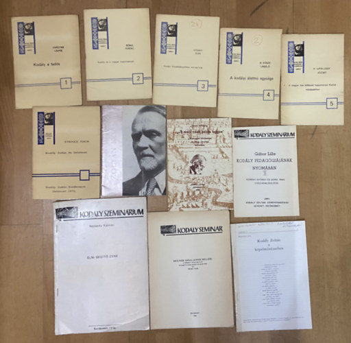 Ittz�s Mih�ly, G�bor Lilla, Straky Tibor, dr. Ujfalussy J�zsef, Vit�nyi Iv�n, B�nis Ferenc, Vargyas Lajos N�dasdy K�lm�n - Kod�ly Zolt�n f�zetcsomag - 10 db + 2 db angol nyelv� - �lni seg�t� zene, Moln�r Anna, Kod�ly Zolt�n a k�pz�m�v�szetben, Zolt�n Kod�ly eighty years old, A m�lt csak p�lda legyen,  Kod�ly pedag�gi�j�nak nyom�ban II., folytat�s